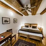 Hotel Archibald At The Charles Bridge Praga