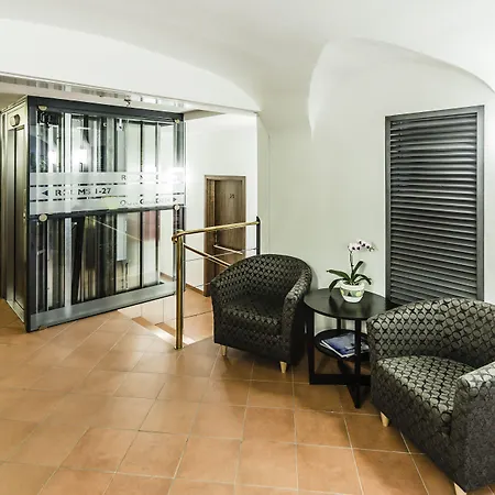 Archibald At The Charles Bridge Otel Prag