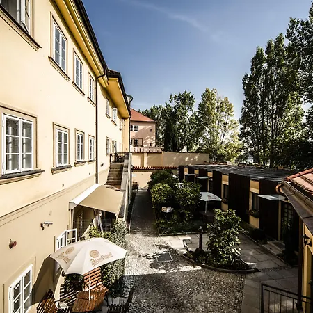 Otel Archibald At The Charles Bridge 4*