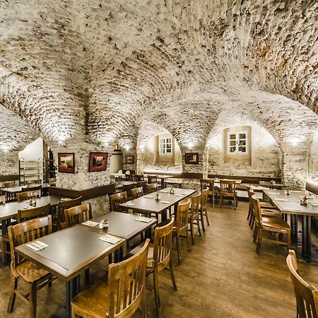 Archibald At The Charles Bridge Hotel Prag