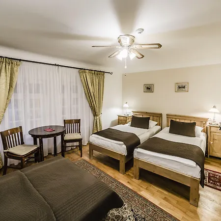 Archibald At The Charles Bridge Otel Prag