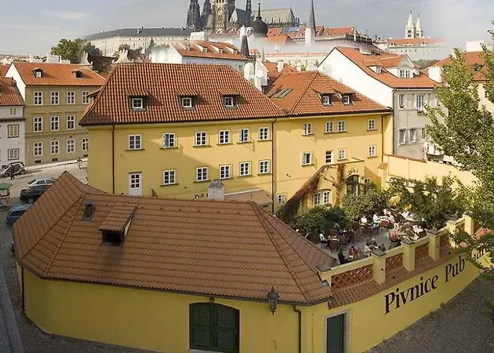 Archibald At The Charles Bridge 4* Praga
